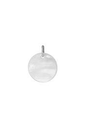 Pendentif rond en nacre pour collier personnalisable en argent initiale et charm - Bijou sur fond blanc