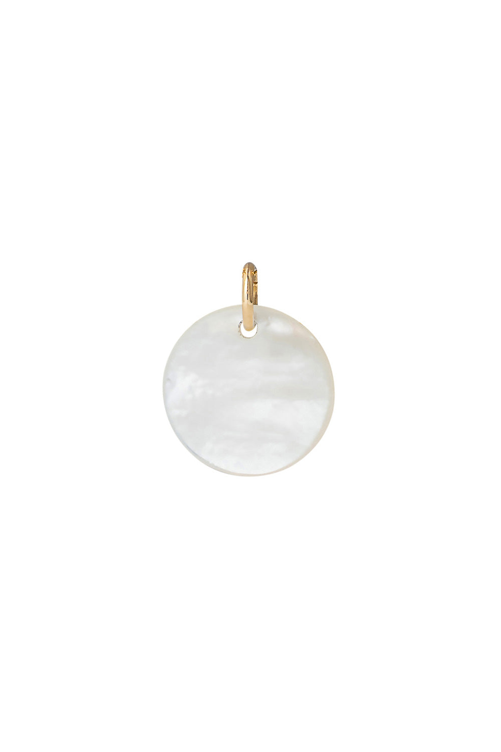 Pendentif rond en nacre pour collier personnalisable doré initiale et charm - Bijou sur fond blanc