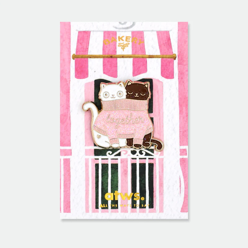 Pin's doré deux chats dans un pull rose - Accessoire