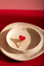 Pin's doré ballon rouge en forme de cœur - Accessoire
