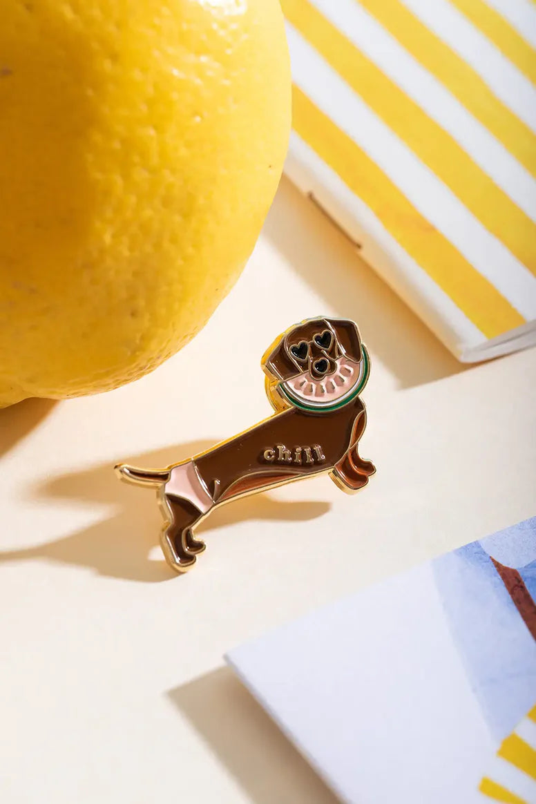 Pin's doré teckel tenant une pastèque - Accessoire