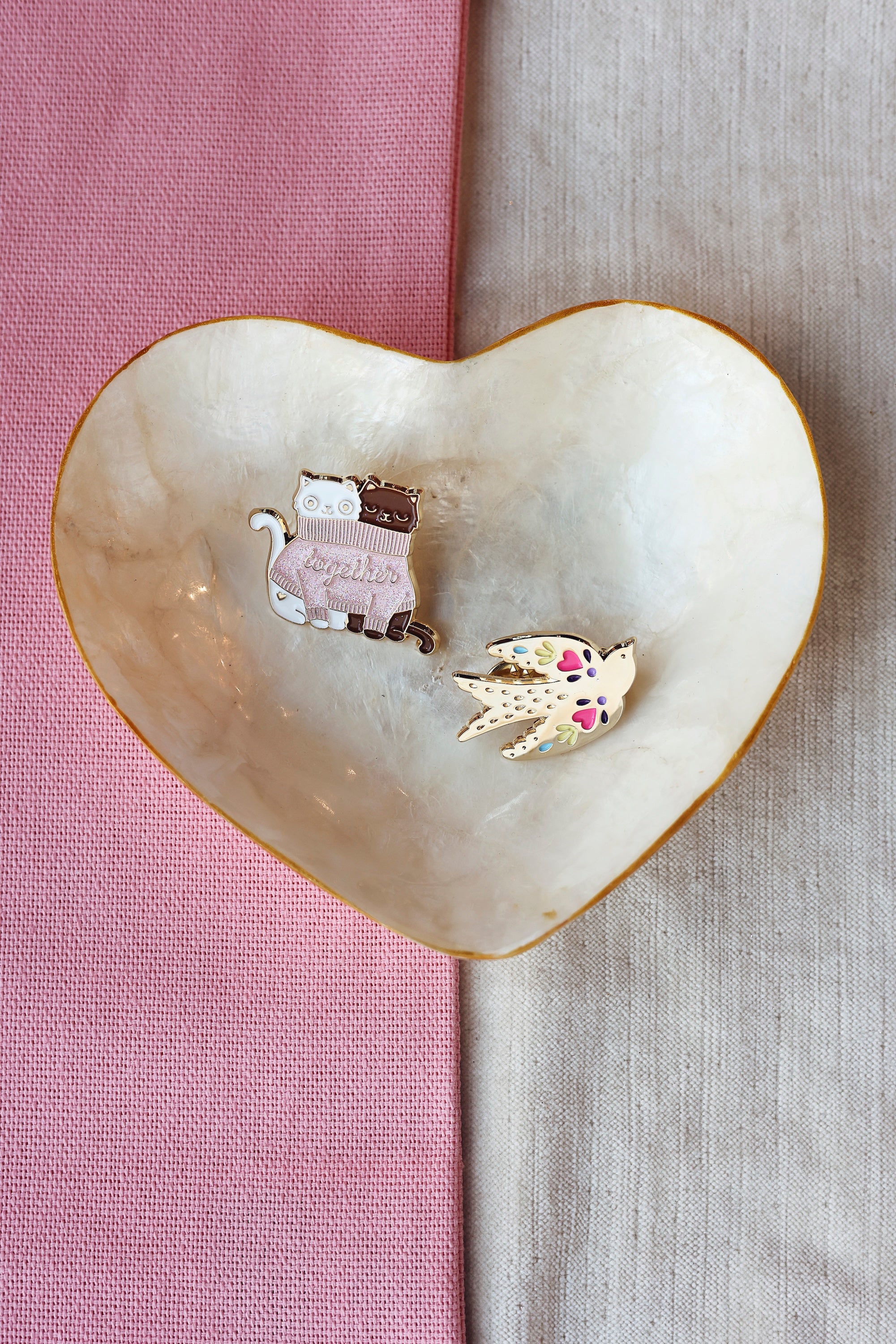Pin's doré deux chats dans un pull rose - Accessoire