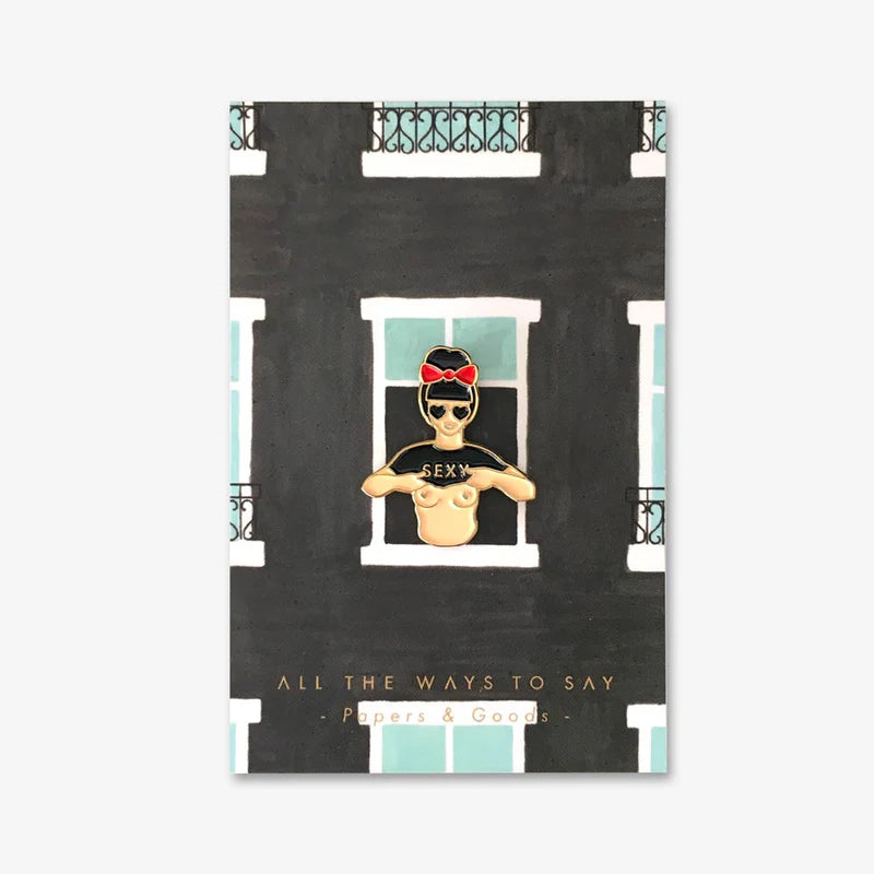 Pin's doré silhouette féminine avec poitrine apparente - Accessoire