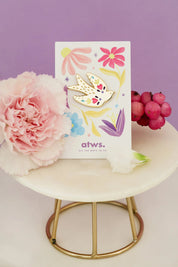 Pin's doré oiseau orné de cœurs - Accessoire