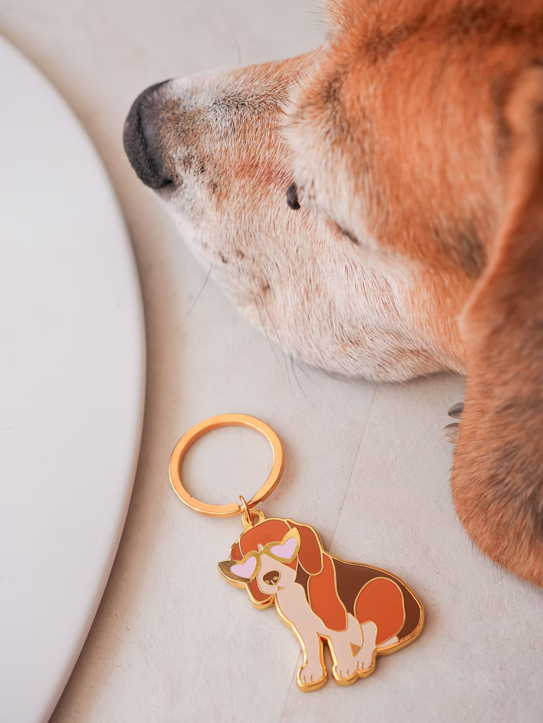 Porte-clé beagle avec lunettes en forme de cœur - Accessoire