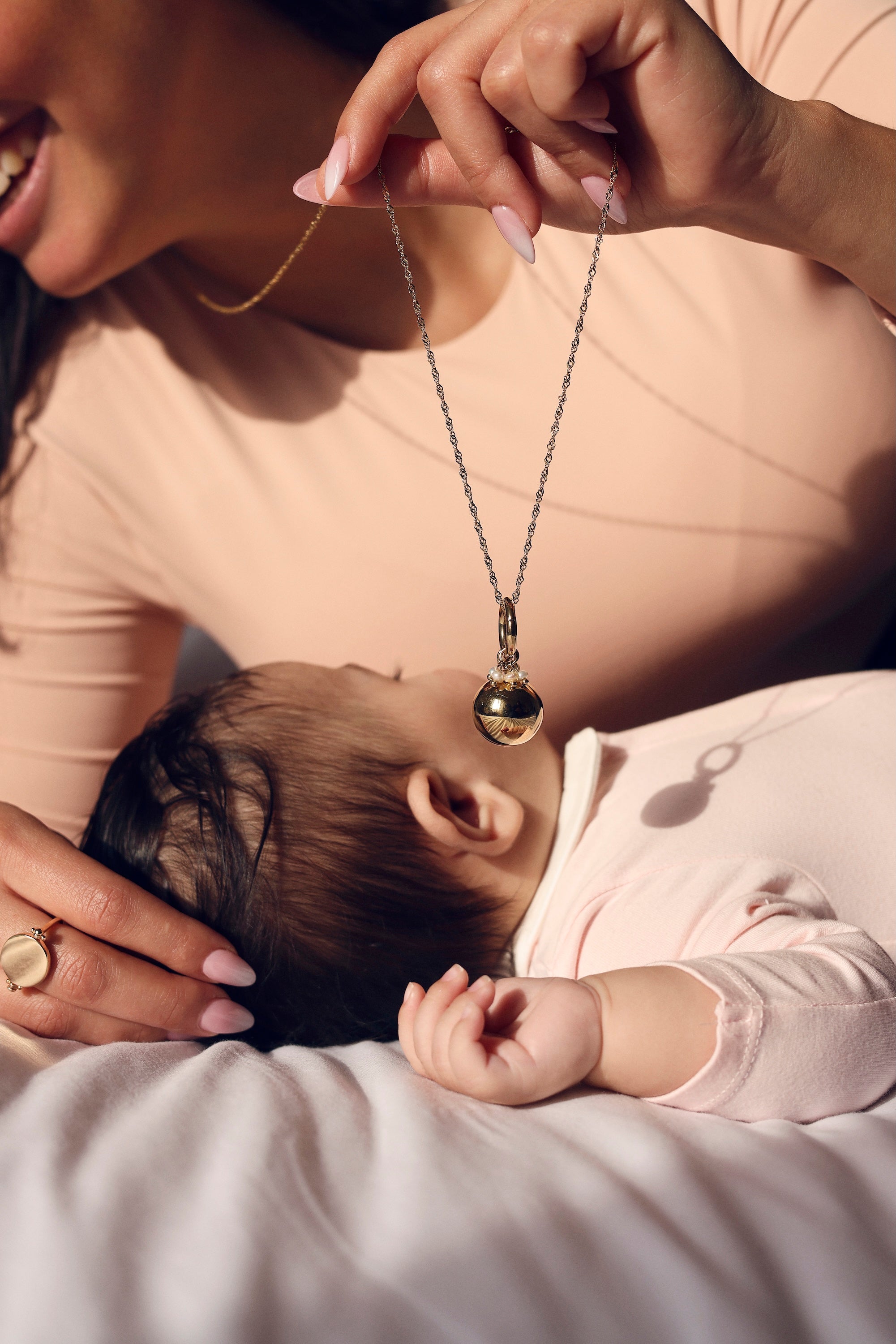 Collier sautoir doré pour femme enceinte orné de nacre - Bijou porté