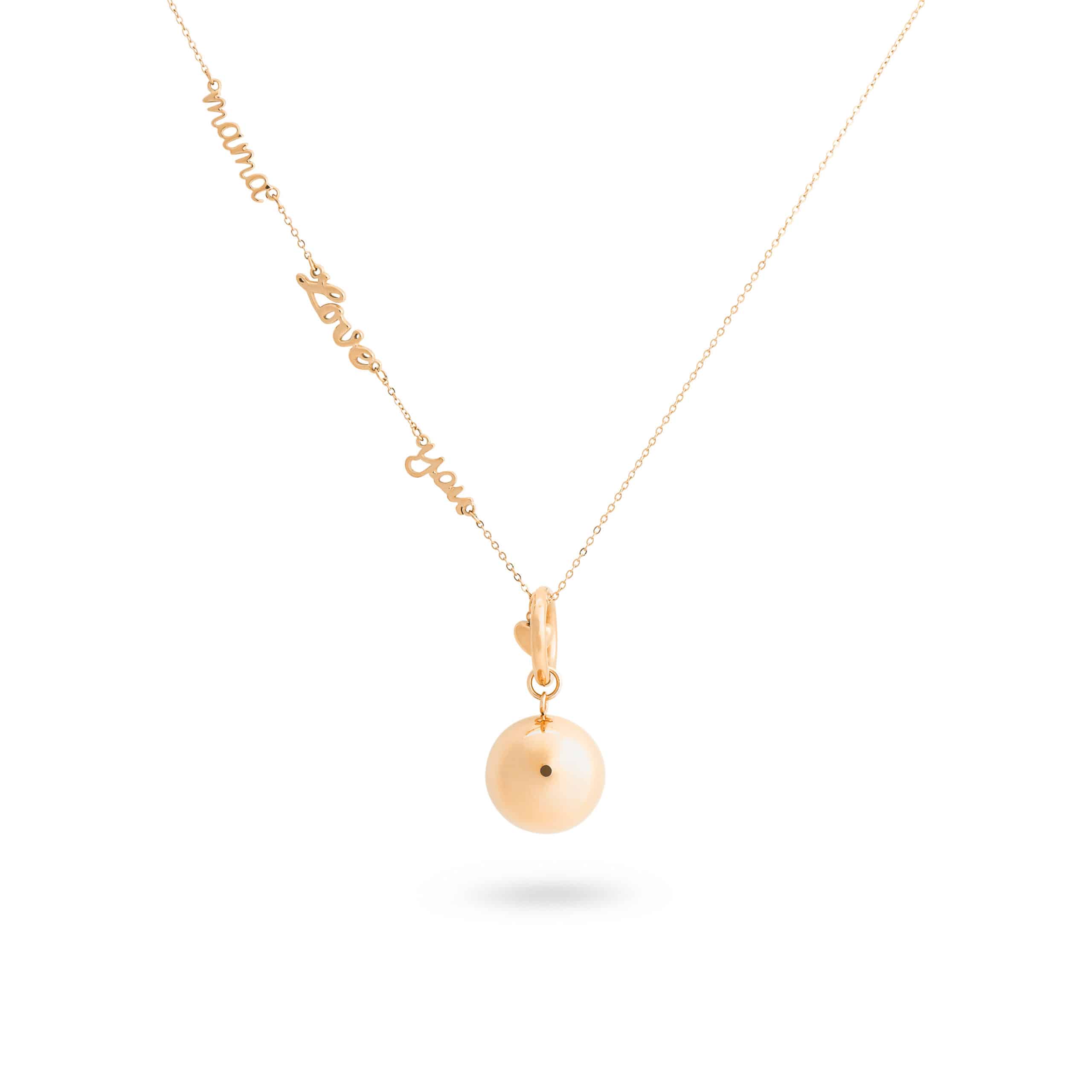 Collier sautoir doré pour femme enceinte avec écriture "mama love you" et pendentif cœur - Bijou photographié sur fond blanc